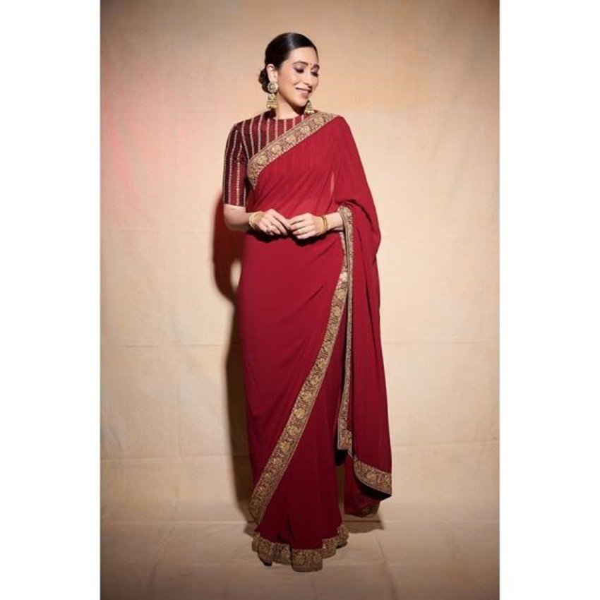 दिवाली के अवसर पर करिश्मा कपूर ने लाल साड़ी में अपनी ये फोटो पोस्ट की थी। साड़ी करिश्मा पर कितनी जच रही है ये बताने की जरूरत नहीं है।
