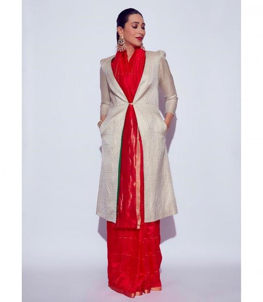 अंबानी परिवार के यहां शादी समारोह में करिश्मा इस लाल साड़ी में लोगों का ध्यान अपनी तरफ खींच रही थीं।