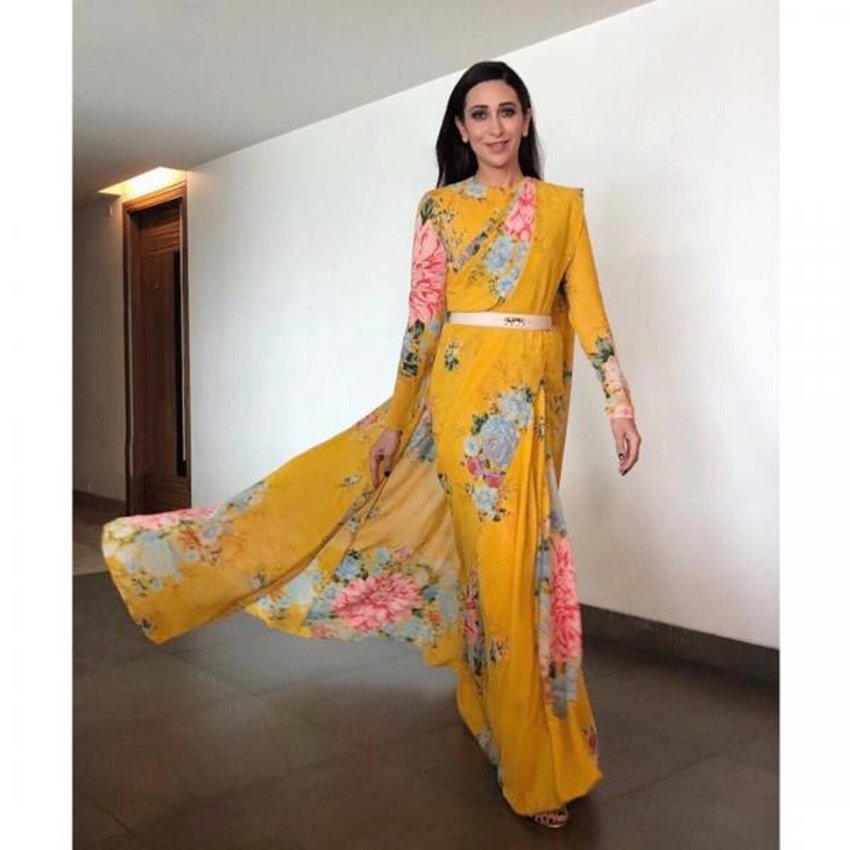 क्लासी मस्टर्ड साड़ी ने करिश्मा की खूबसूरती में चार चांद लगा दिए थे।