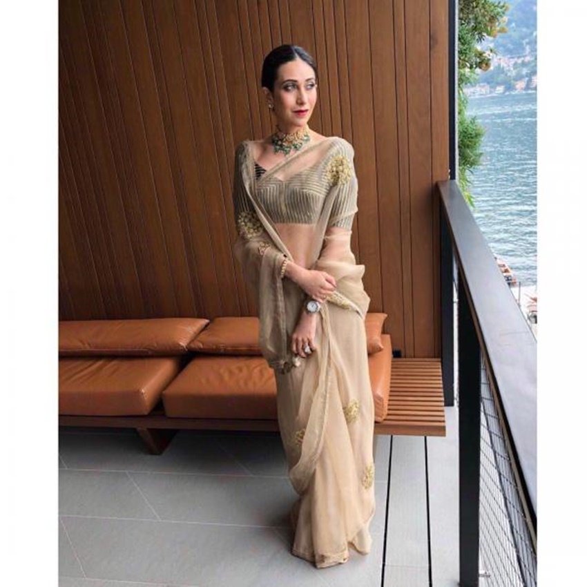 करिश्मा कपूर की साड़ियों में तस्वीरें उनके फैंस को खूब पसंद आती हैं।