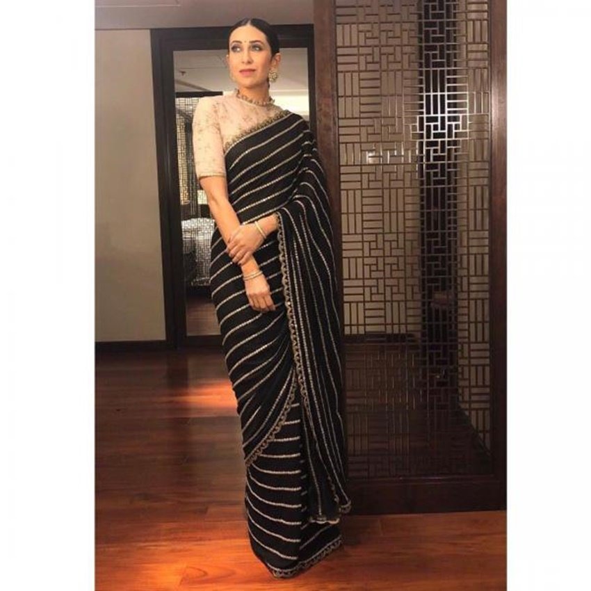 करिश्मा कपूर की ये साड़ी सब्यसाची ने डिजाइन की है।