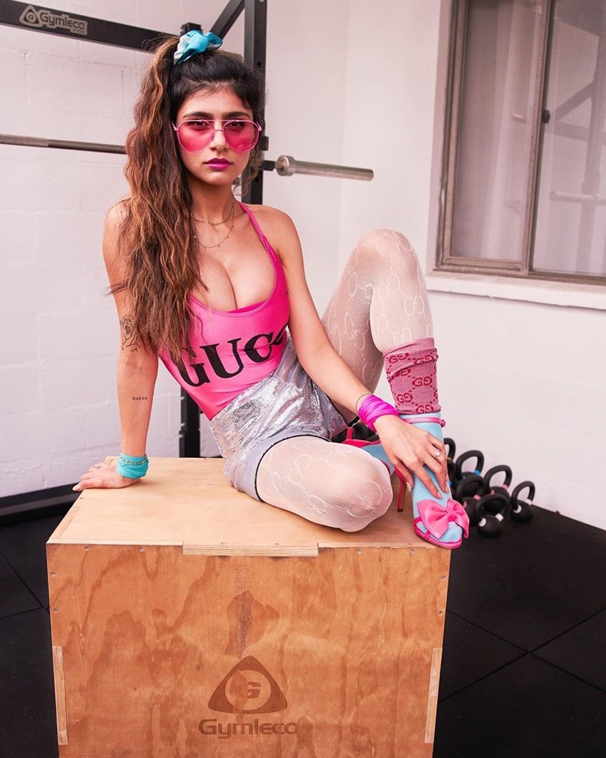 मिया खलीफा ने आगे लिखा- बिना निशान के नाक के बारे में मुझे एक बात अच्छी लगी वो ये क‍ि डॉक्टर दुगर और मैं एक ही चीज सोच रहे थे, क‍ि मेरे मिडिल ईस्टर्न नोज को किस तरह से मेंटेन किया जाए, बस उसे महिलाओं की तरह थोड़ा नर्म रखने की कोश‍िश कर रहे थे। मैं इसका नतीजा दिखाने के लिए और इंतजार नहीं कर सकती।