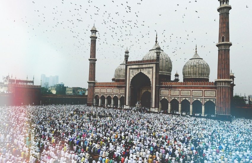 दारुल इफ्ता के मुफ्ती नश्तर फारूकी ने आपत्ति जताते हुए बयान जारी किया कि अल्कोहल से बने सैनिटाइजर का इस्तेमाल मुसलमानों के लिए हराम है और उससे मस्जिदों को सैनिटाइज करने का मतलब पूरी मस्जिद को नापाक करना है। (तस्वीर का इस्तेमाल प्रतीकात्मक तौर पर किया गया है।Photo: PTI)