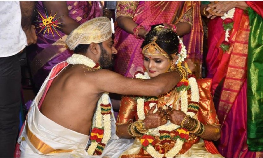 लॉकडाउन के नियमों का पालन करते हुए सिर्फ कपल के परिवार से जुड़े लोग और करीबी दोस्‍त ही शादी में शामिल हुए।