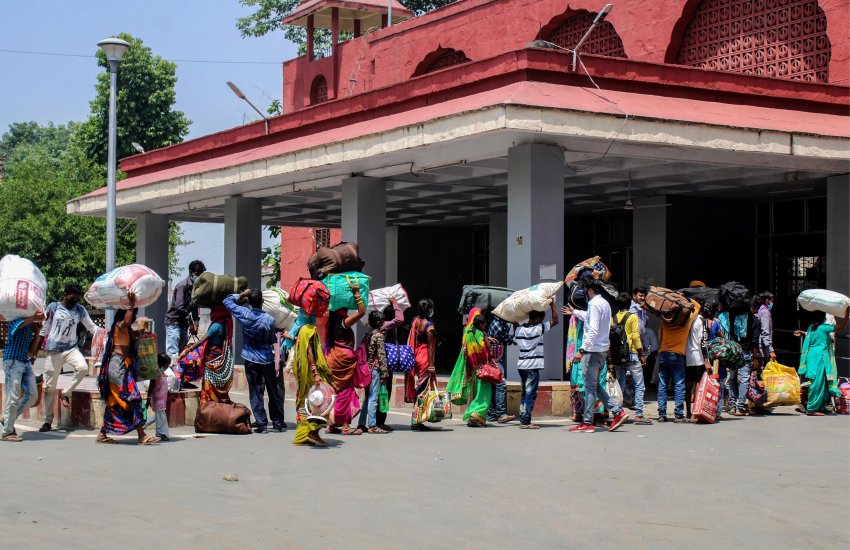 अनलॉक होते देश में विभिन्न जगहों पर फंसे प्रवासी अपने घरों को रवाना होने के लिए स्टेशन के बाहर पंक्ति में खड़े हुए। (फाइल फोटोः पीटीआई)