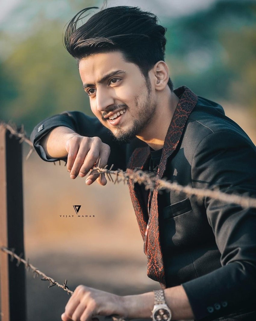 परिवार का खर्चा चलाने के लिए फैसल शेख को पढ़ाई के साथ काम भी करना पड़ता था।