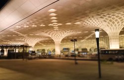 टॉम हैंक्स की ‘द टर्मिनल’ जैसी है इस फुटबॉलर की कहानी; 74 दिन से हवाई अड्डे में फंसा था, आदित्य ठाकरे ने दिया आसरा