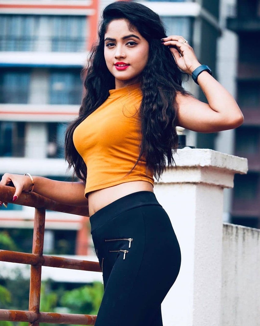 निशा ने बहुत कम उम्र में ही सोशल मीडिया में लोकप्रियता हासिल कर ली थी।