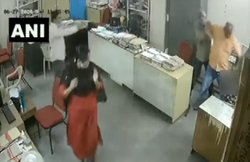 सरकारी ऑफिस में मास्क पहनने के लिए टोका तो दिव्यांग महिला कर्मचारी को बाल पकड़ कर रॉड से पीटा, Video वायरल