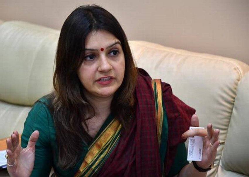 कांग्रेस की प्रवक्ता रह चुकीं प्रियंका चतुर्वेदी अब शिवसेना में शामिल हो चुकी हैं। प्रियंका अब टीवी डिबेट्स में शिवसेना की तरफ से मोर्चा संभालती हैं। उनके पति का नाम विक्रम चतुर्वेदी है। विक्रम सॉफ्टवेयर डेवलप्मेंट कंपनी IBM में बतौर चैनल मार्केटिंग औऱ प्रोग्राम मैनेजर काम करते हैं।