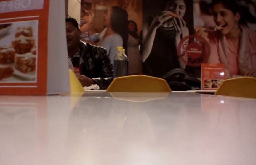 न्यूज एजेंसी ANI ने बताया है कि आबिद के साथ पहली मीटिंग की यह तस्वीर है। (Source- Military Intelligence) न्यूज एजेंसी ANI ने बताया है कि आबिद के साथ पहली मीटिंग की यह तस्वीर है। (Source- Military Intelligence)