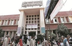 दिल्ली: कोरोना संक्रमित बुजुर्ग LNJP अस्पताल से गायब? बेटे का आरोप- सभी वार्ड में ढूंढ लिया नहीं मिले; प्रबंधन दे रहा गोलमोल जवाब