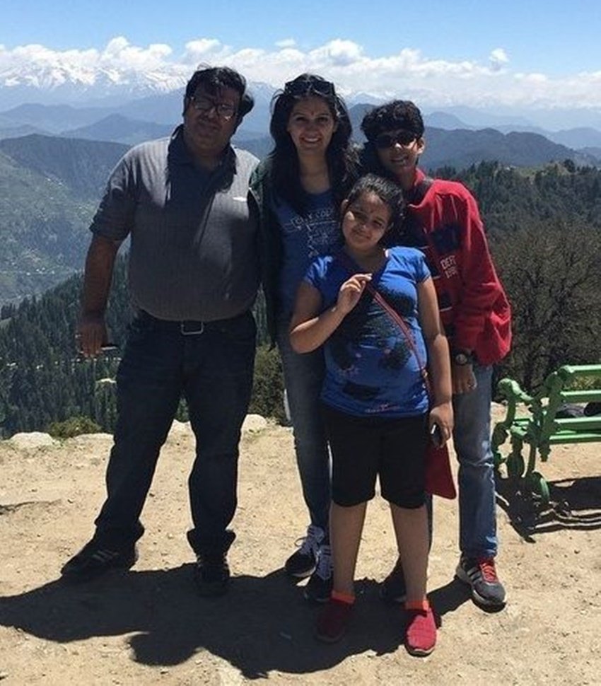 प्रियंका चतुर्वेदी और विक्रम के दो बच्चे हैं जिनके नाम आर्नव और अनित्रा हैं।