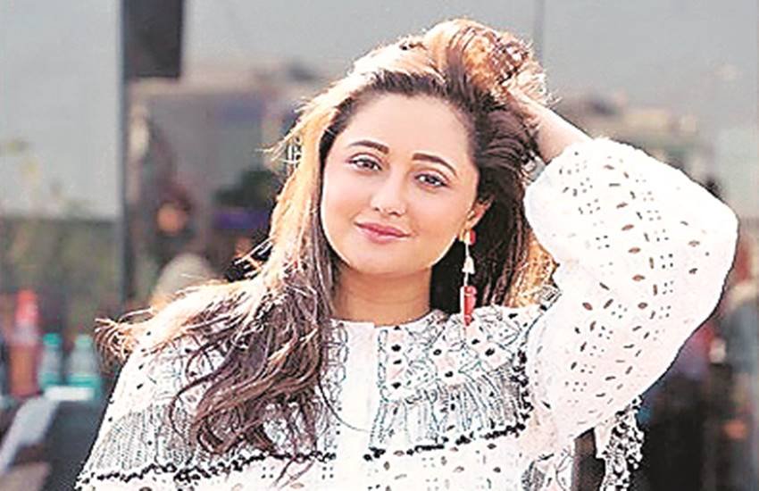 रश्मि पहले बिग बॉस के घर में और अब कोरोना महामारी के कारण घर में कैद हो गई हैं। 