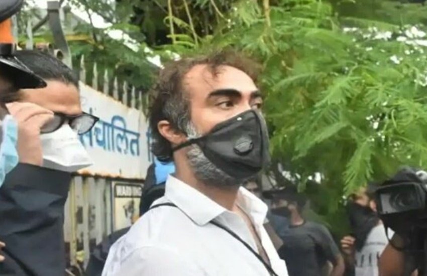 sushant singh rajput death,Ranvir Shorey, Ranvir Shorey at funeral image,
