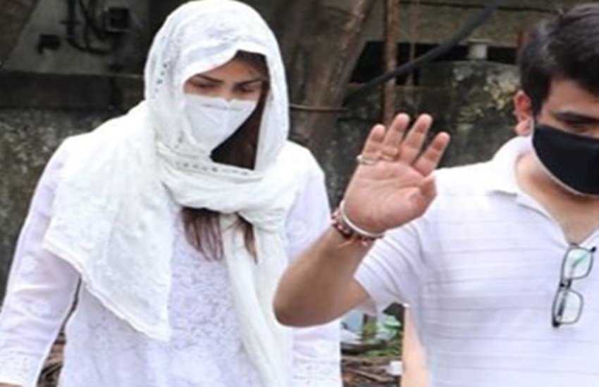 sushant singh rajput funeral, rhea chakraborty, rhea chakraborty at sushant singh rajput funeral