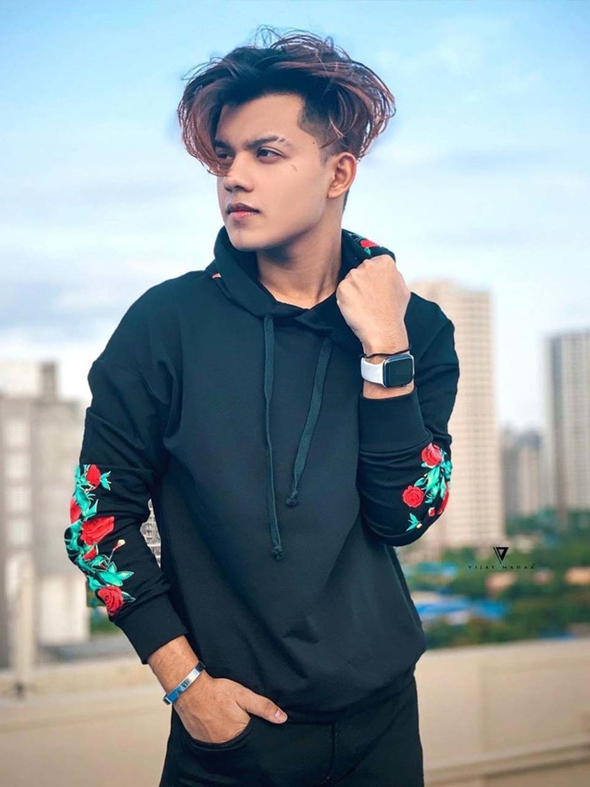 Riyaz Aly का जन्म 14 सितंबर 2003 को भूटान के जयगांव में हुआ था। रियाज का परिवार अब भारत में ही रहता है।