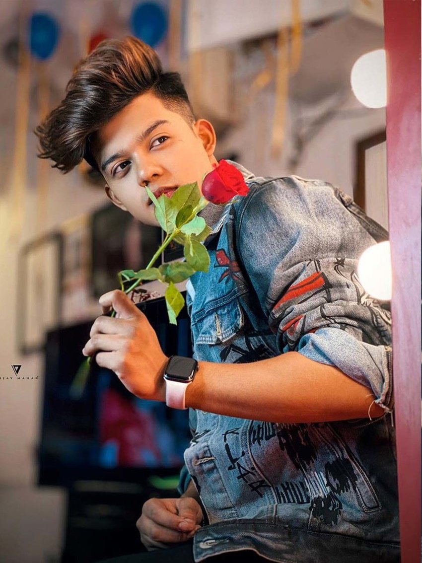 सोशल मीडिया इंफ्लुएंसर्स की कमाई औऱ प्रॉपर्टी की जानकारी देने वाली वेबसाइट topplanetinfo.com के मुताबिक साल 2020 तक रियाज अली की कुल संपत्ति करीब 0.8 मिलियन डॉलर है।