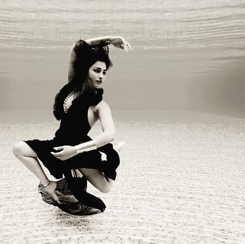 इन तस्वीरों में वह पानी के अंदर अलग-अलग तरह के पोज दे रही हैं।