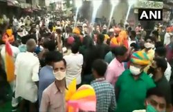 राजस्थान: कोरोना के बीच कांग्रेस विधायक की मौजूदगी में मूर्ति के उद्घाटन में उमड़ी भीड़, सोशल डिस्टेन्सिंग भूल वीडियो में नाच कर जश्न मनाते दिखे लोग