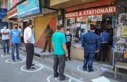 कोरोना संकट में घर से बाहर निकलने को लेकर स्वास्थ्य मंत्रालय ने जारी किए दिशानिर्देश, जानें क्या है जरूरी