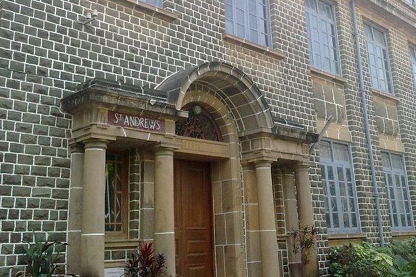 अक्षय कुमार के गब्बर इज बैक की शूटिंग मुंबई के सेंट एन्ड्रयू हाई स्कूल में हुई थी।