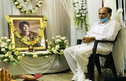 Sushant Singh Rajput News HIGHLIGHTS: सुशांत की आखिरी फिल्म स्ट्रीमिंग प्लेटफॉर्म पर रिलीज करने से नाराज फैंस, लोगों ने कहा- थिएटर में ही दिखानी चाहिए