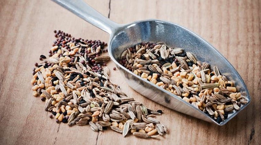 सुबह खाली पेट अजवाइन खाने या फिर अजवाइन का पानी पीने से भी यूरिक एसिड के स्तर को नियंत्रित किया जा सकता है।