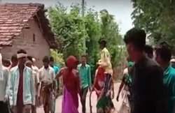 मध्य प्रदेश: पत्नी के कंधे पर जबरन पति को बैठा कर पूरे गांव में घूमाया, Video वायरल होने पर केस दर्ज