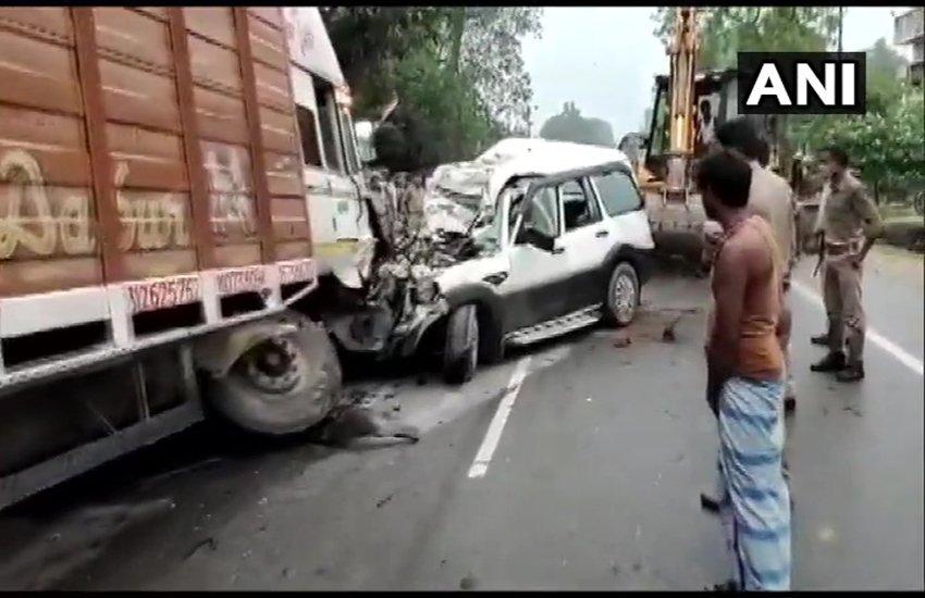 उत्तर प्रदेश के प्रतापगढ़ में हुआ भीषण सड़क हादसा। (फोटो- एएनआई)