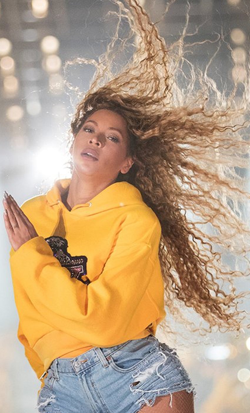 डेस्टिनी चाइल्ड का हिस्सा रहीं बियॉन्से नॉलेस को हाई-एंड लेबल डिज़ाइनर ने अपने डिज़ाइन किए हुए ऑउटफिट्स देने से इनकार कर दिया था।