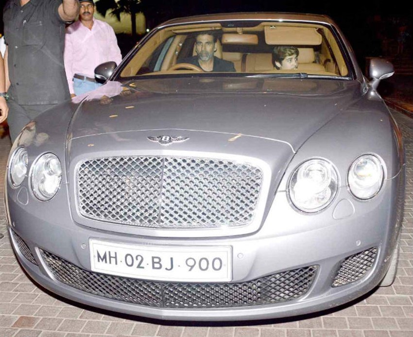 अक्षय कुमार के पास 3.2 करोड़ की Bentley Flying Spur है जो कि कुछ ही लोगों के लिए बनाई जाती है।