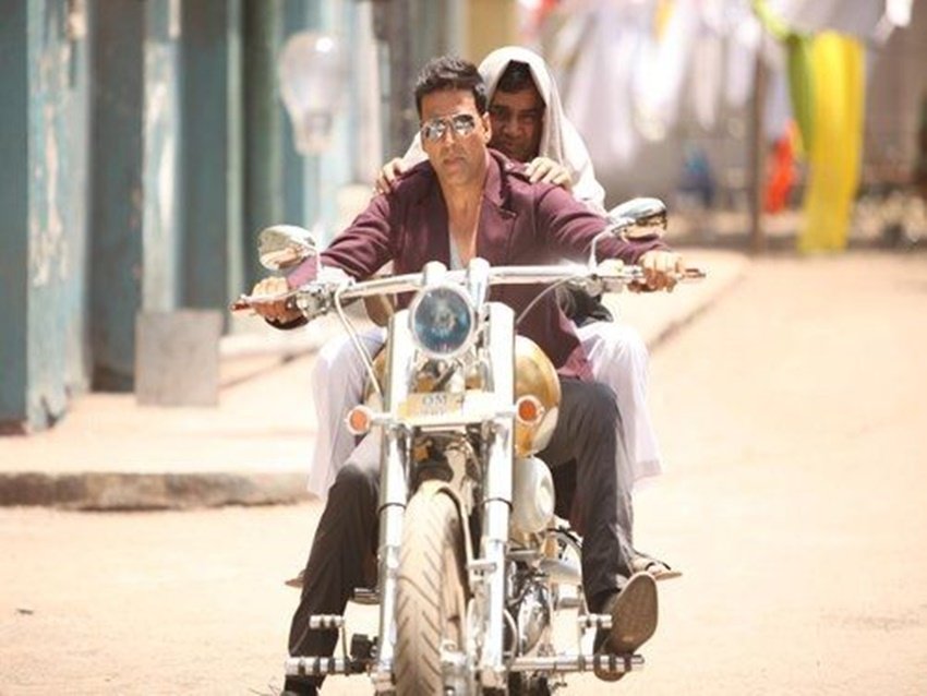 अक्षय को जॉन अब्राहम ने Harley Davidson V-Rod गिफ्ट की थी। इस बाइक की कीमत 20 लाख रुपये है।