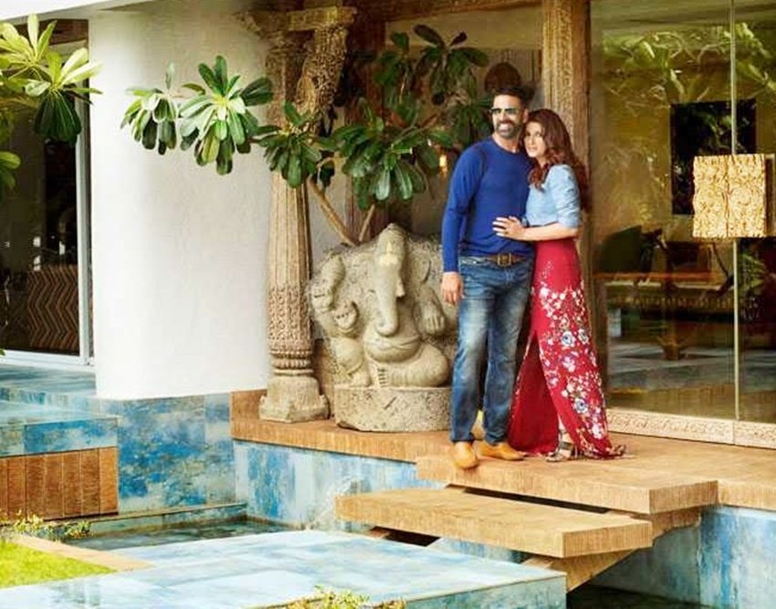 अक्षय के पास मुंबई के जुहू में एक बंगला है जिसकी कीमत 80 करोड़ के लगभग बताई जाती है।