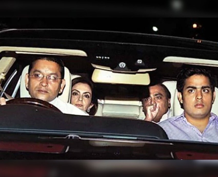 अंबानी परिवार का ड्राइवर बनना इतना आसान नहीं है। ड्राइवर बनने के लिए काफी लंबे परीक्षण से भी गुजरना पड़ता है। ड्राइवर के चुनाव के लिए निजी कंपनियों को ठेका दिया जाता है। ये कंपनियां लंबी प्रक्रिया के बाद ड्राइवर का चयन करती हैं। यह भी देखा जाता है कि किसी परेशानी को ड्राइवर किस तरह हैंडल कर सकता है। चयनित ड्राइवर को कंपनी की तरफ से बेहतरीन ट्रेनिंग दी जाती है। अंबानी परिवार के ड्राइवरों को मोटी पगार मिलती है। 2017 की कुछ मीडिया रिपोर्ट्स के मुताबिक इन ड्राइवरों की सैलरी 2 लाख प्रतिमाह से भी ज्यादा है। (Photos: Social Media) <a href="https://www.jansatta.com/photos/sports-gallery/hardik-pandya-out-of-cricket-source-income-that-contribute-to-his-annual-earnings/1426034/">हार्दिक पांड्या कभी मैगी खाकर रहने को थे मजबूर, आज क्रिकेट के अलावा यहां से कमा रहे करोड़ों</a>