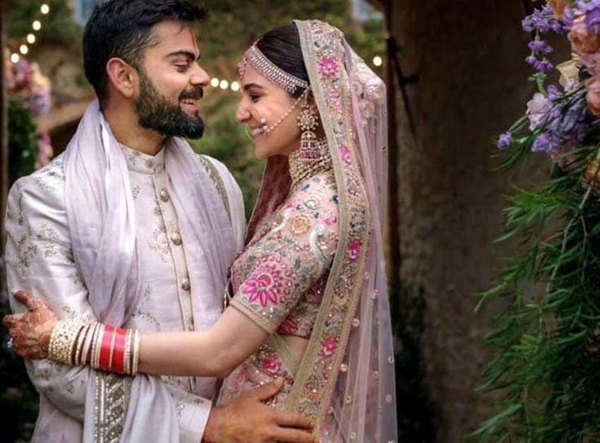 लेकिन जैसे ही सभी की नजरें उनके हाथों पर पड़ी तो डिजाइनर ज्वैलरी के साथ चार पुराने कंगन भी दिखाई दिए।