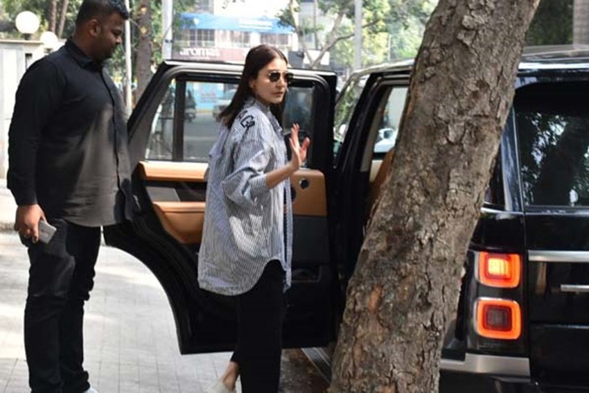 प्रकाश सिंह सालों से अनुष्का की सुरक्षा में तैनात हैं। फिल्म सेट हो या फिर कोई पब्लिक मीटिंग, हर जगह प्रकाश अनुष्का को प्रोटेक्ट करते नजर आ जाते हैं।