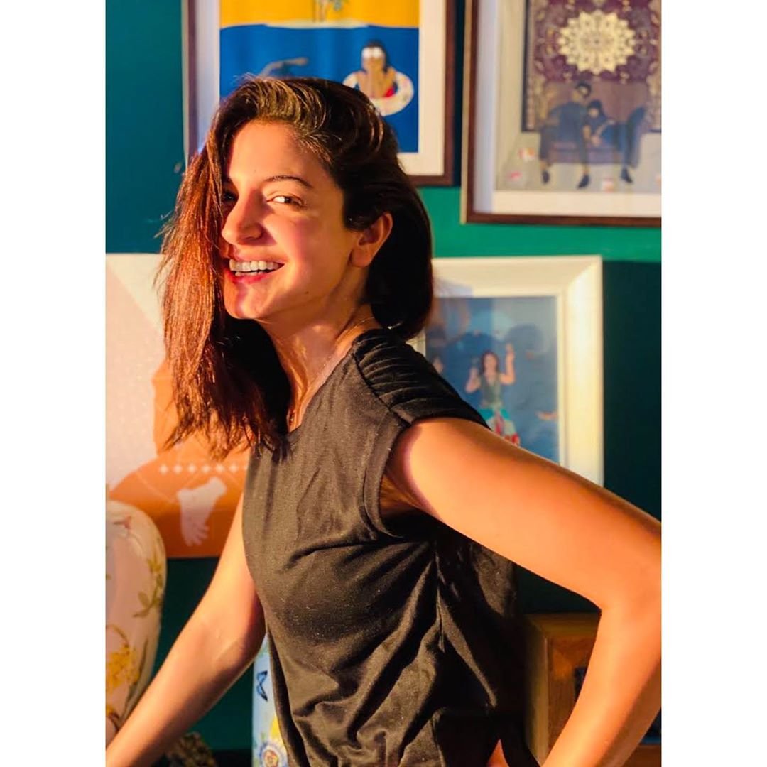 इस कपल के घर में डार्क वुड टोन्स के कई चित्र देखने को मिलते हैं, जिन्हें आप अनुष्का के बैकग्राउंड में देख सकते हैं।