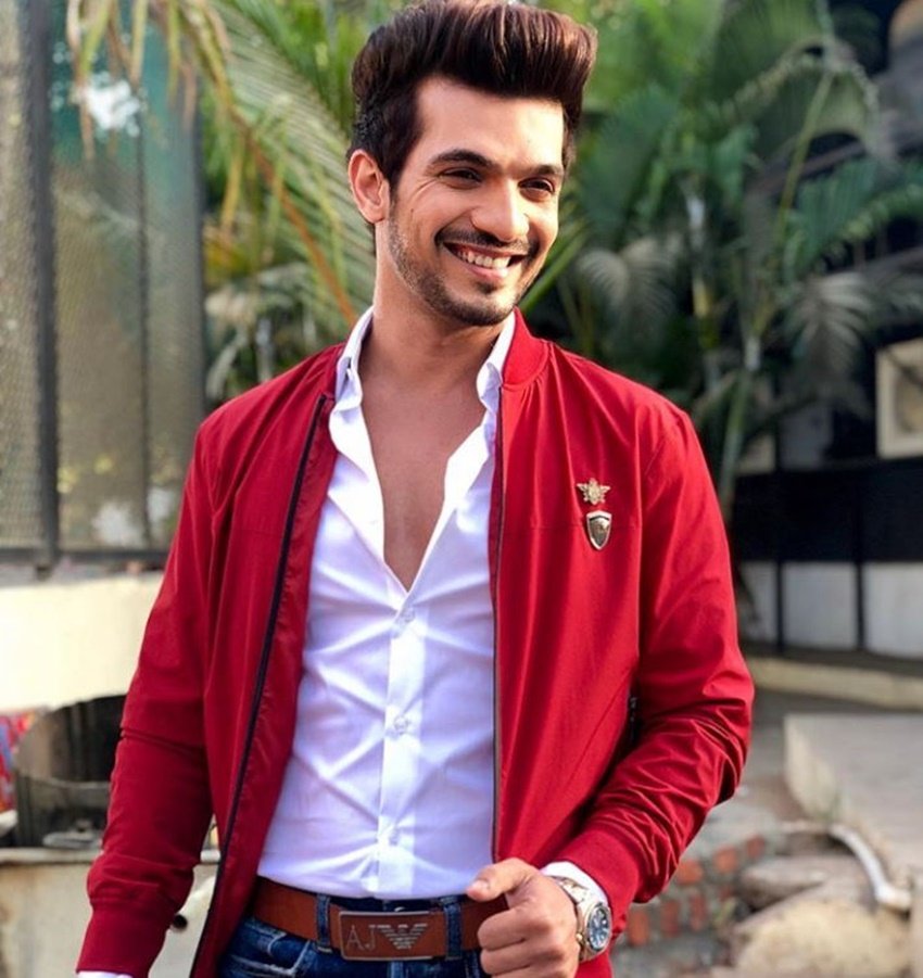 अर्जुन बिजलानी शराब का व्यापार करते हैं। मुंबई में उनकी एक वाइन शॉप भी है।