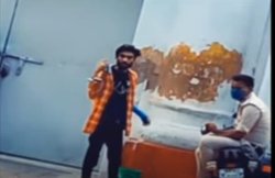 मध्य प्रदेश: जेल के गेट पर कैदी बनाता रहा Tiktok Video, देखते रहे पुलिस वाले