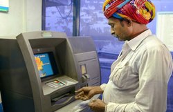 रकम निकालने में है कोरोना का डर? बिना कार्ड के एटीएम से निकाल सकते हैं पैसा, जानें- क्या है तरीका