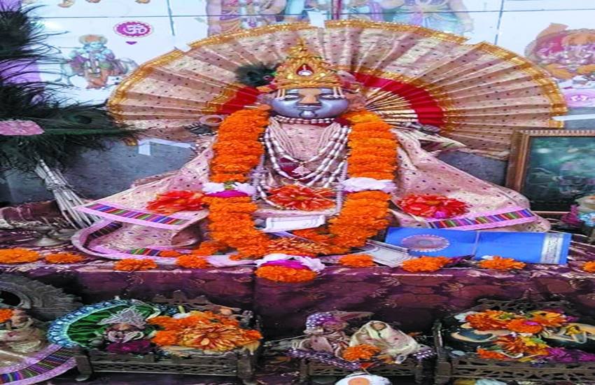 बद्रीश पंचायत मंदिर कनखल में स्थित भगवान बद्री विशाल का विग्रह अपनी और हर एक को आकर्षित करता है। बद्रीश पंचायत मंदिर कनखल में स्थित भगवान बद्री विशाल का विग्रह अपनी और हर एक को आकर्षित करता है।