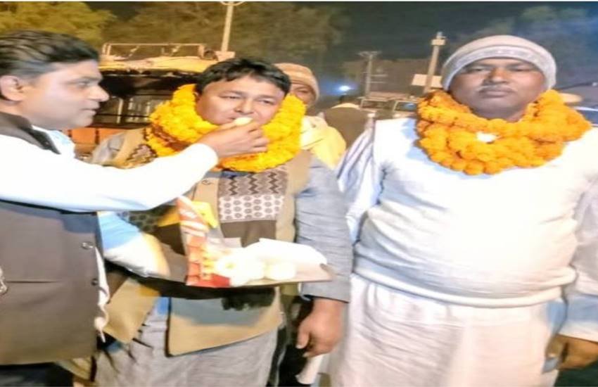 राजद जिलाध्यक्ष चंद्रशेखर यादव (बीच में) राजद जिलाध्यक्ष चंद्रशेखर यादव (बीच में)