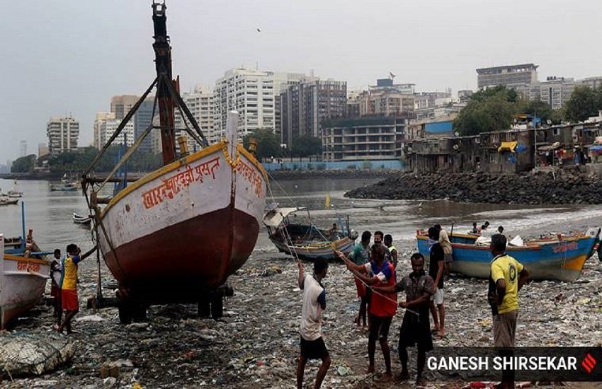 Cyclone Nisarga: मुख्यमंत्री कार्यालय ने लोगों के सुरक्षित रहने के लिए दिशा-निर्देश जारी किए हैं। (Express Photo by Ganesh Shirsekar, 2nd June 2020, Mumbai.) Cyclone Nisarga: मुख्यमंत्री कार्यालय ने लोगों के सुरक्षित रहने के लिए दिशा-निर्देश जारी किए हैं। (Express Photo by Ganesh Shirsekar, 2nd June 2020, Mumbai.)