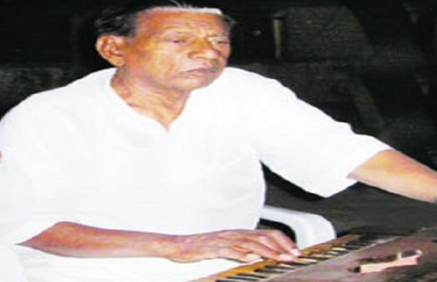 दान सिंह (1933 -19 जून, 2011) संगीतकार खेमचंद प्रकाश के चेले थे।