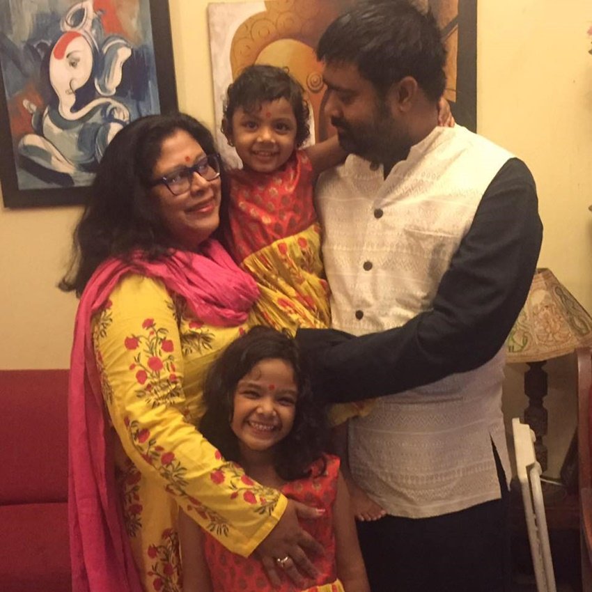 न्यूज नेशन के दीपक चौरसिया की पत्नी का नाम अनुसूया रॉय है। अनुसूया भी पत्रकारिता से जुड़ी हैं और एनडीटीवी जैसे संस्थानों में काम कर चुकी हैं।
