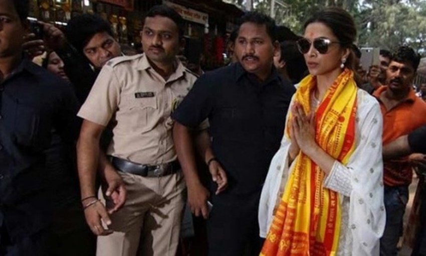 तमाम मीडिया रिपोर्ट्स के मुताबिक दीपिका पादुकोण जलाल को बतौर सैलरी 80 लाख रुपए सालाना देती हैं। ये आंकड़े साल 2017 के हैं। अब ये रकम कितनी है इस बारे में कोई जानकारी इंटरनेट पर मौजूद नहीं है।