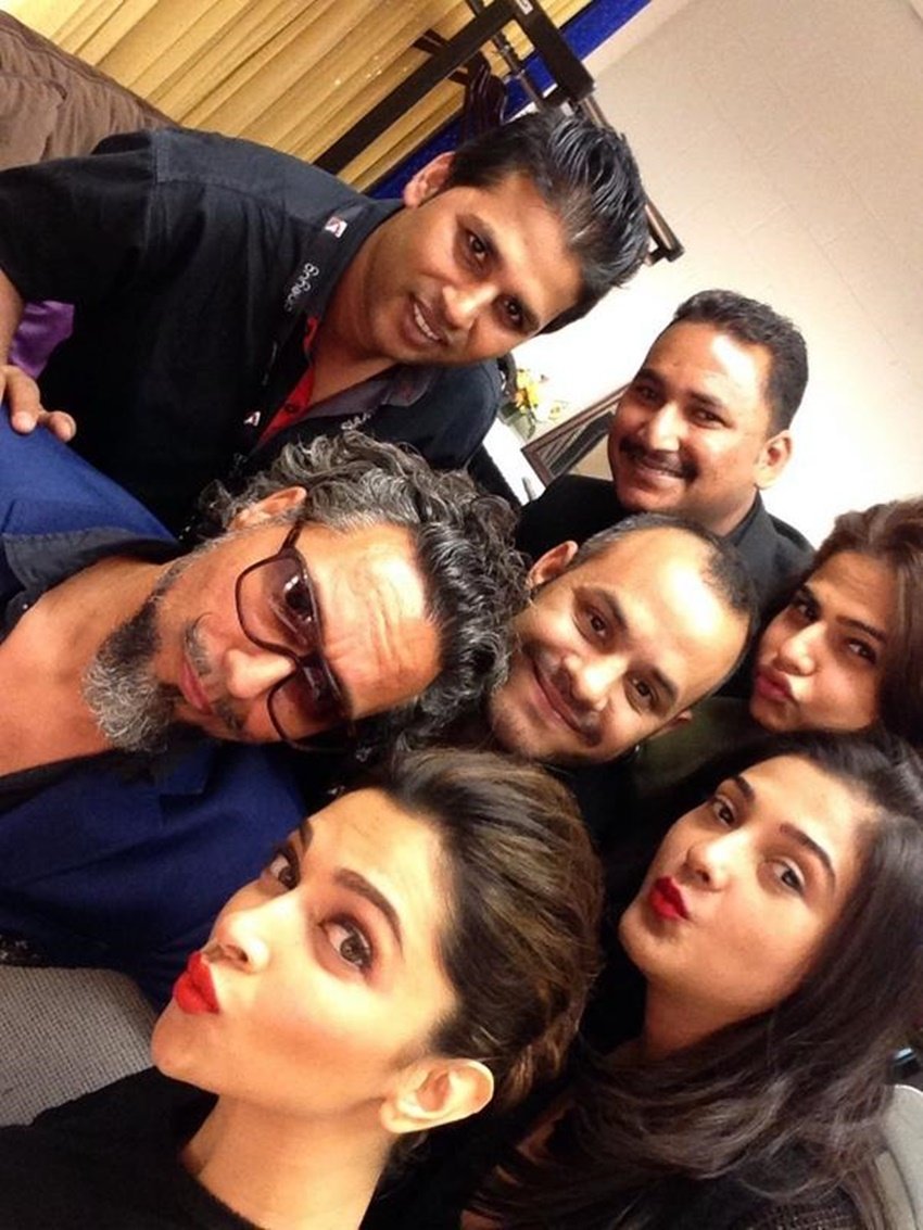 दीपिका पादुकोण की सेल्फियों में जलाल भी पोज देते नजर आ जाते हैं।