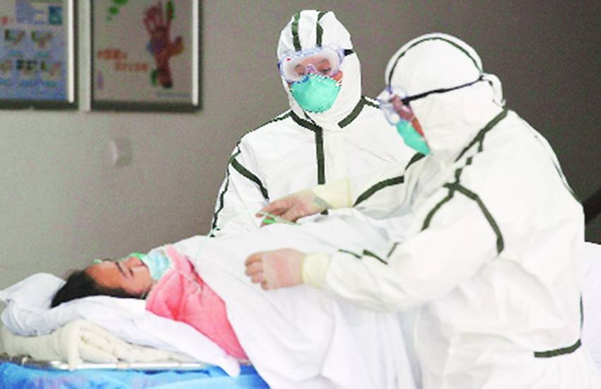 दिल्ली में बाहरी मरीजों को रोकने के लिए सीएम अरविंद केजरीवाल के आदेश से परेशान रहे मरीज। दिल्ली में बाहरी मरीजों को रोकने के लिए सीएम अरविंद केजरीवाल के आदेश से परेशान रहे मरीज।