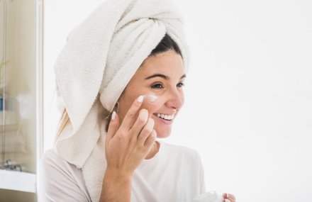 Skin Care: रात को सोने से पहले ना भूले मॉइश्चराइजर लगाना, स्किन पर आएगा  ग्लो | Jansatta